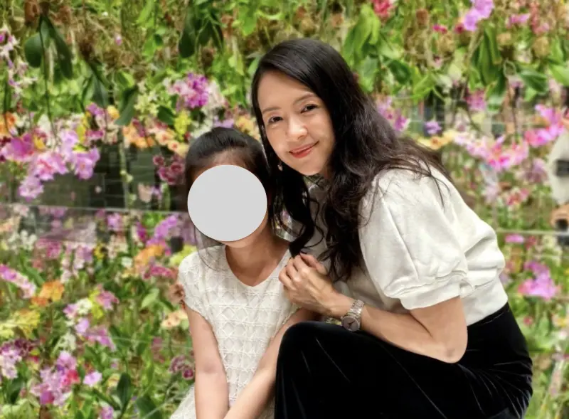 ▲藝人章子怡（右）於世界兒童節罕見曝光與子女合照，9歲愛女醒醒（左）首次正面入鏡，五官神似汪峰引發熱議。她曾陪同繼女一同滑雪，貼心舉動感動網友，更被封為「最佳後媽」。（圖／微博）