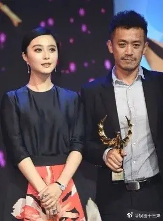 ▲范冰冰(左)頒獎給王學兵。(圖/翻攝自微博) ▲范冰冰(左)頒獎給王學兵。(圖/翻攝自微博)