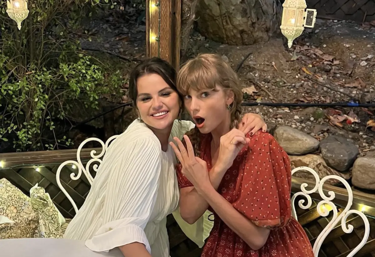 ▲席琳娜（左）與泰勒絲（右）是多年好閨密，泰勒絲當然不會錯過席琳娜的婚禮，但為了安全，她一下飛機就有一堆黑雨傘把她圍住，連臉都沒露出來。（圖／摘自IG@selenagomez)