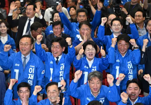 ▲由於出口民調優勢明顯，共同民主黨的戰情室在得知出口民調結果後已經爆出陣陣歡呼。（圖／美聯社／達志影像）