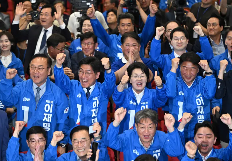 ▲由於出口民調優勢明顯,共同民主黨的戰情室在得知出口民調結果後已經爆出陣陣歡呼。(圖/美聯社/達志影像)