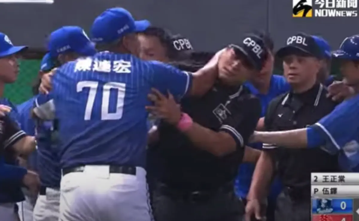 ▲富邦悍將昨（3）日與味全龍一戰，五局上爆發激烈衝突，悍將首席教練陳連宏因不滿判決遭驅逐出場，今日懲處報告出爐，陳連宏被罰款4萬、禁賽2場。（圖／取自CPBLTV）