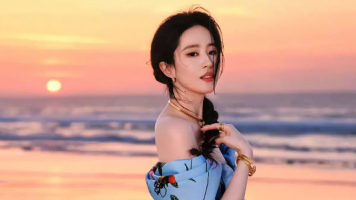 ▲37歲的中國女星劉亦菲近日她受到阿布達比的邀請，成為當地旅遊代言人，其中她綁著側麻花辮，在沙漠中做瑜伽的唯美照也曝光，彷彿就是真人版的迪士尼「茉莉公主」。（圖／劉亦菲 微博）