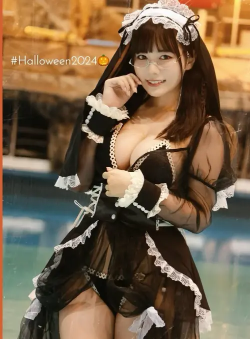 東雲海雖是寫真女星出身,但也常常為了工作進行各種Cosplay。(圖/X@aiomodarkelf) ▲東雲海雖是寫真女星出身,但也常常為了工作進行各種Cosplay。(圖/X@aiomodarkelf)