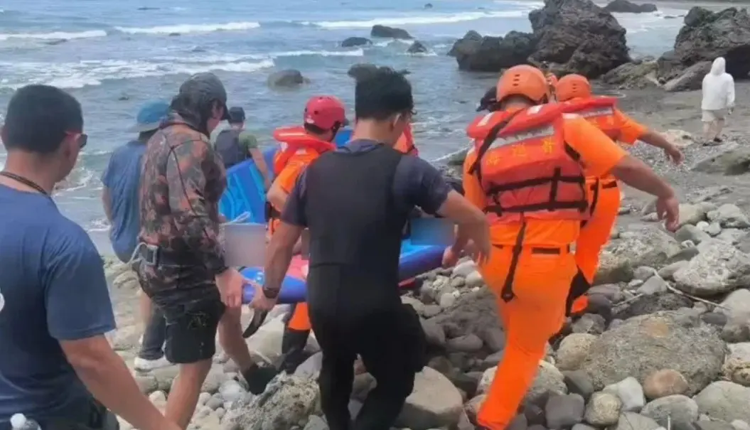 ▲台東縣18歲陳姓男高中生和弟弟2日前往都歷天空之鏡海域戲水，遭大浪捲走失蹤，今（3）日上午於陳姓高中生落海失蹤處約50公尺的海中尋獲遺體。（圖／翻攝畫面）