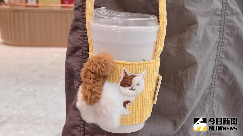 ▲本週「星巴克買一送一」連3天咖啡優惠！今開搶最新「斑紋貓尾巴便利單杯提袋」，免排隊買法被挖出；明芒種節氣全台門市「買一送一」。85度C週三「黑糖珍珠系列第二杯半價」一次看。（圖／記者蕭涵云攝）