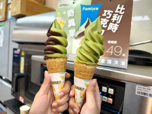 ▲全家本週康康五買一送一優惠，寶可夢聯名霜淇淋也半價吃。（圖／記者鍾怡婷攝）