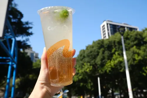 CoCo、迷客夏、烏弄買一送一!萬波65折 4大手搖飲料優惠一次看 ▲CoCo都可週三好友日「檸檬奇遇桔買一送一」。(圖/CoCo都可提供)