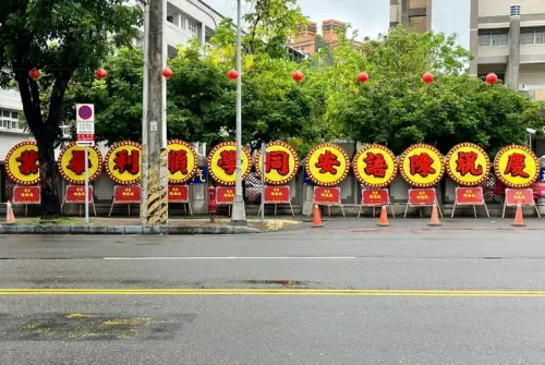 ▲6月迎來畢業季，高雄一名爸爸特別大手筆買了11個花圈擺在校門口，送給女兒當畢業禮物，引起社群討論。（圖/高雄點臉書）