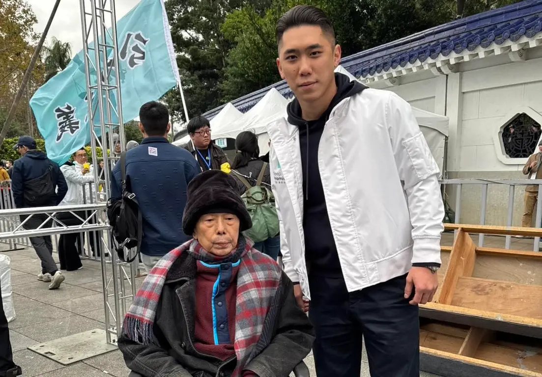 ▲民眾黨新北市議員陳世軒（右）在「111釘孤枝」活動與林正杰合影。（圖／陳世軒臉書）