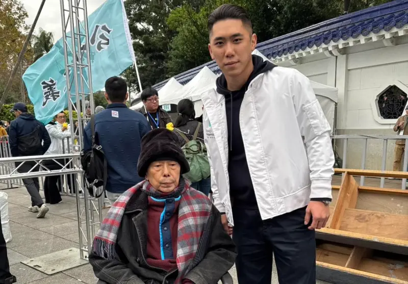 ▲民眾黨新北市議員陳世軒（右）在「111釘孤枝」活動與林正杰合影。（圖／陳世軒臉書）