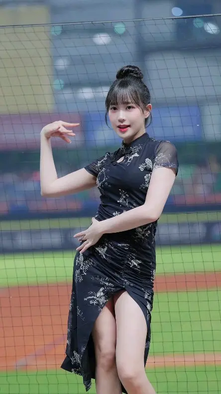 ▲邊荷律（如圖）意外被爆出「罵爆工讀生」風波。（圖／翻攝自邊荷律IG）