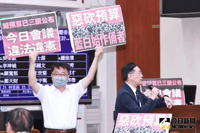 ▲民進黨立委吳秉叡主張會議違法。(圖/記者吳翊緁攝,2025.06.04)