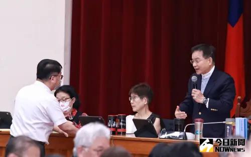 民進黨立委吳秉叡槓上召委。(圖/記者吳翊緁攝,2025.06.04) ▲民進黨立委吳秉叡槓上召委。(圖/記者吳翊緁攝,2025.06.04)