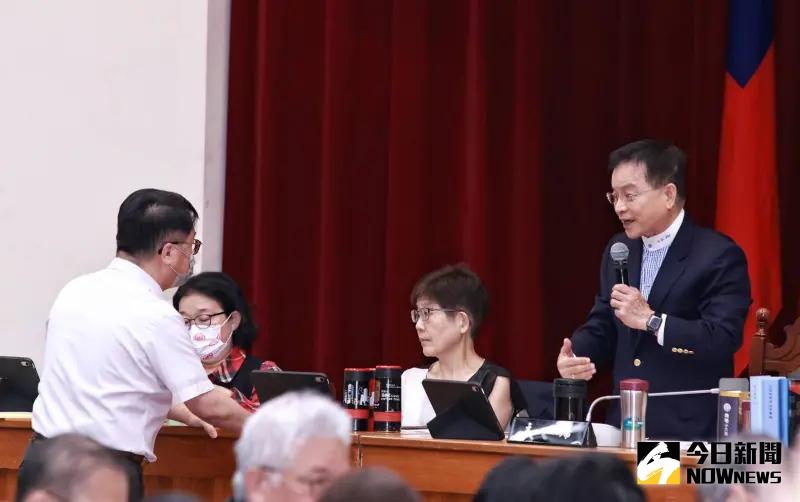 ▲民進黨立委吳秉叡槓上召委。(圖/記者吳翊緁攝,2025.06.04)