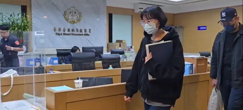 ▲胡姓女律師涉嫌勾結詐團洩密，她在2022年曾買兇痛扁前男友遭起訴。（圖／翻攝畫面）