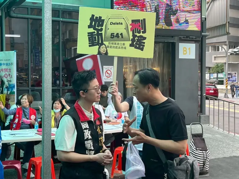 ▲台北市議員侯漢廷被點名連署罷瑤不力，他表示自己內心百味雜陳。（圖／侯漢廷臉書）