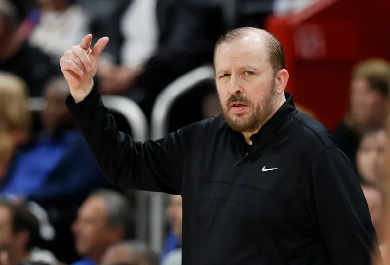 ▲就在紐約尼克隊打出自1999年以來最成功的一個賽季之後，球隊突然宣布開除總教練Tom Thibodeau，震驚了整個籃球界。儘管Thibodeau成功將這支沉寂多年的豪門帶回季後賽舞台，但他的執教風格與球隊建構的矛盾，最終成為分道揚鑣的關鍵。（圖／美聯社／達志影像）