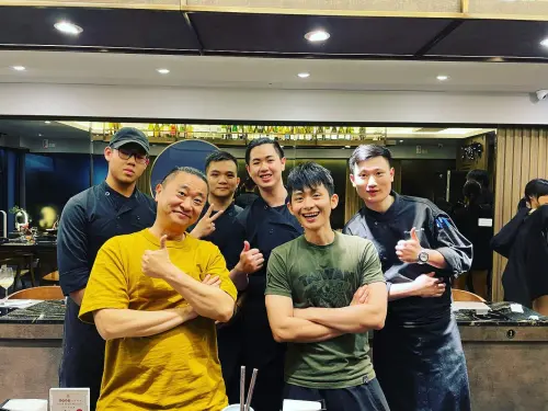 二本松涮涮有許多名人造訪,業者也高調將合照PO在臉書粉專,並與知名主持人邰智源、網紅博恩合作推出限定的雙人套餐。(圖/取自二本屋涮涮屋臉書) ▲二本松涮涮有許多名人造訪,業者也高調將合照PO在臉書粉專,並與知名主持人邰智源、網紅博恩合作推出限定的雙人套餐。(圖/取自二本屋涮涮屋臉書)