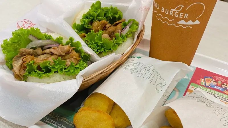 ▲歡慶雙11速食優惠！摩斯漢堡「買一送一」摩斯蒟蒻禮盒，買薯條「+11元多一杯」大杯冰紅茶、「珍珠堡＋冰紅茶」79元起套餐優惠。漢堡王「1元多一件」歲末歡慶優惠券吃到年底。（圖／記者蕭涵云攝）