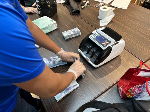 ▲警方查扣上千萬現金，動用點鈔機清點。（圖／警方提供）