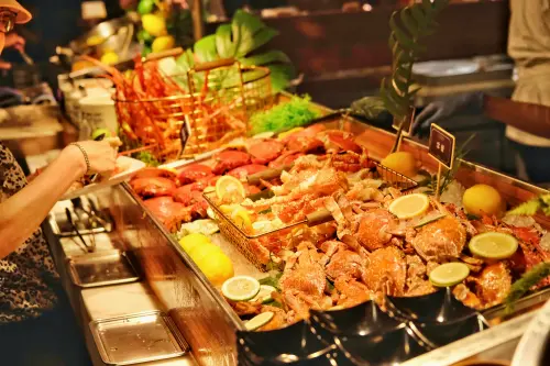 ▲台北喜來登吃到飽餐廳「十二廚」匯集松葉蟹、旭蟹、麵包蟹、雪蟹腳等多種螃蟹，週一、週二的午餐、晚餐，還推出4人同行1人免費。（圖／記者葉盛耀攝）