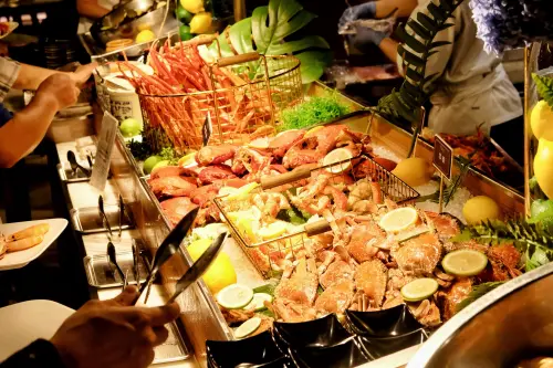 ▲集結了多樣蟳蟹包含松葉蟹、雪蟹、旭蟹、麵包蟹等的海鮮區，人氣最高。（圖／記者葉盛耀攝）