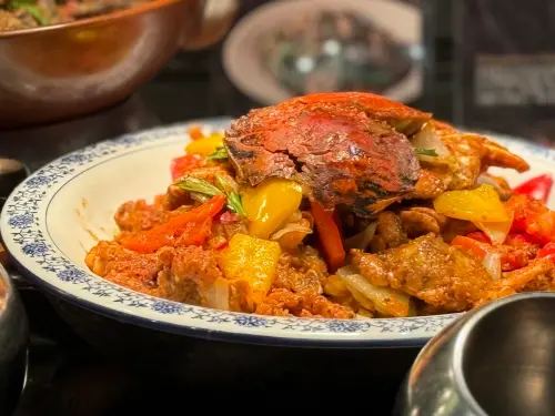 ▲「新加坡辣炒蟹」，選用沙公製作，香濃重口味。（圖／記者葉盛耀攝）