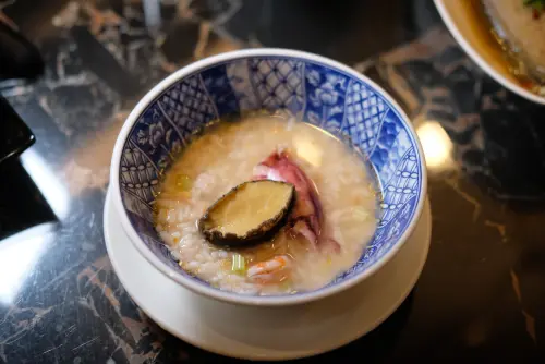 ▲鮑魚小卷泡飯的湯頭相當鮮甜，還吃得到一整顆小鮑魚。（圖／記者葉盛耀攝）