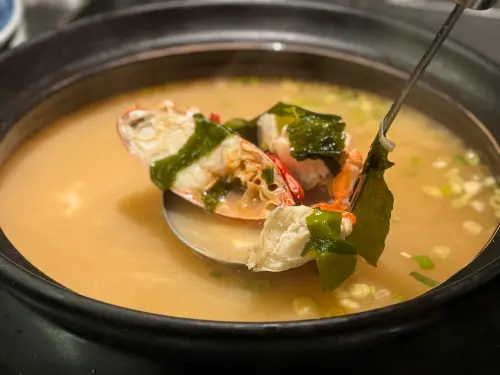 ▲奢華的螃蟹味噌湯也很值得一吃。（圖／記者葉盛耀攝）