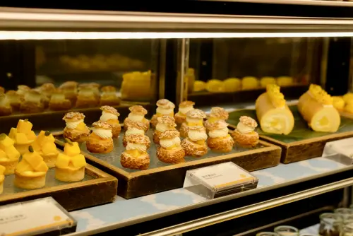 ▲台北喜來登的「十二廚自助餐廳」此次也同步推出芒果季，以當季芒果做出多款甜點。（圖／記者葉盛耀攝）