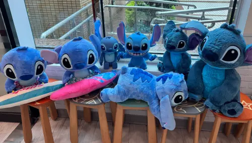 ▲坐姿電影版玩偶、18吋趴姿玩偶、16吋鍵盤玩偶。（圖／記者鍾怡婷攝）