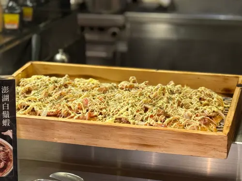 ▲澎湖白鬚蝦海鮮煎餅吃起來風味好似大阪燒。（圖／記者葉盛耀攝）