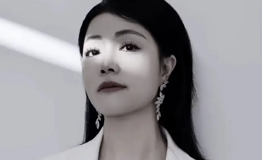 ▲48歲網紅歌手段煜（如圖）因腦溢血身亡，身為單親媽媽的她，曾在4個月內直播270場，疑似過勞才導致健康惡化，病逝後獨留3名子女讓親屬悲痛萬分。（圖／翻攝自微博）