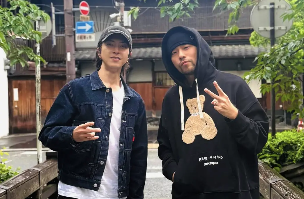 ▲周杰倫（右）和山下智久（左）在日本被粉絲追，結果同行的化妝師杜哥不慎跌倒骨折，周杰倫也呼籲大家遠遠地打招呼就好。（圖／翻攝自周杰倫IG）