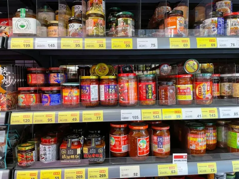 ▲貨架上辣椒醬琳瑯滿目，哪一個品牌的辣椒醬最好吃引發討論。（圖／我愛全聯-好物老實說臉書）