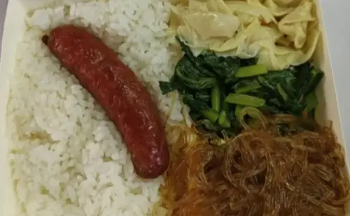 ▲市面上許多便當店都會將「炒冬粉當作一樣菜」。（示意圖／翻攝畫面）