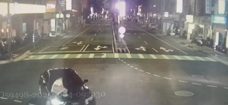 ▲一名男子趴在引擎蓋上，遭甩飛後又繼續追車。（圖／警方提供）