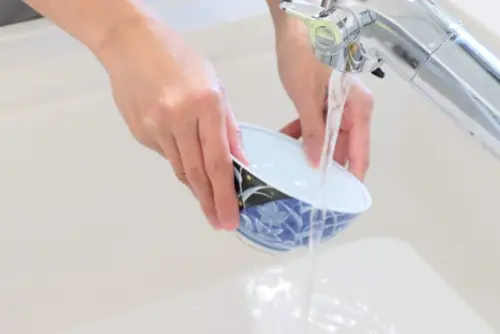 ▲洗碗要把洗碗精沖洗乾淨，以免洗碗精殘留。（示意圖／翻攝自photoAC）