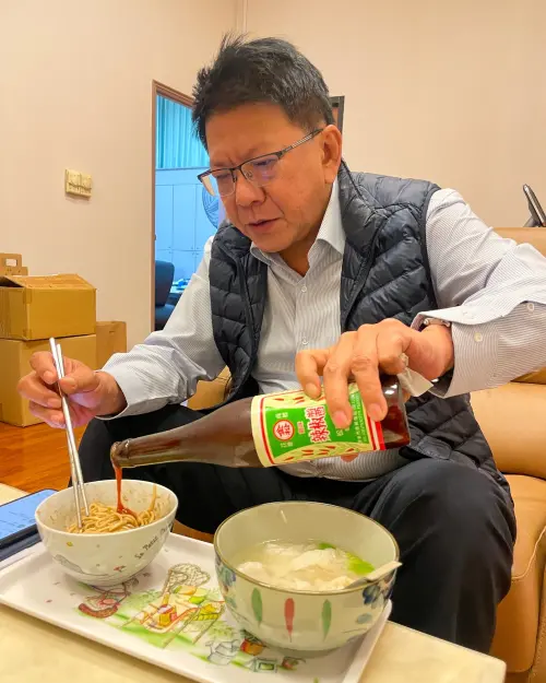 ▲潘孟安曾上傳「金松辣椒醬」配麵圖引發討論。（圖／潘孟安臉書）