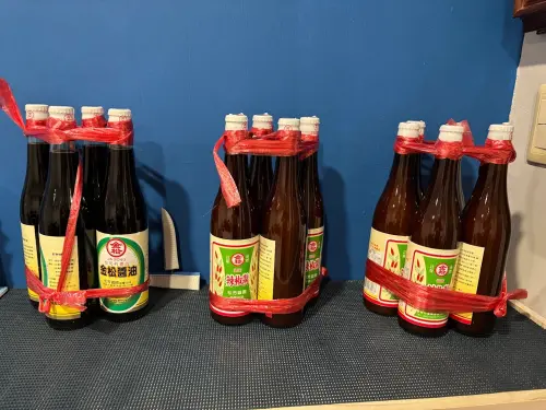 ▲不少屏東人從小吃到大的「金松辣椒醬」在屏東雜貨店裡成捆販售。（圖／Google評價）