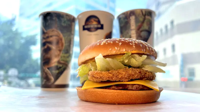 ▲漢堡王迎接暑假電影《侏羅紀世界：重生》，開吃雙肉食「恐龍套餐」脆豬牛肉堡、雞排牛肉堡、雞排鱈魚堡，官網獨家小恐龍套餐，還打造聯名電影飲料杯。摩斯漢堡6月「MOS超值省」優惠券速食優惠。（圖／漢堡王提供）