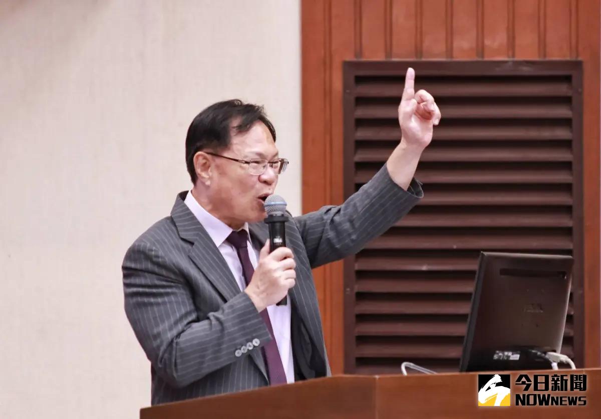 ▲民眾黨立委張啟楷質疑軍靴得標廠商產地不實。（圖／記者吳翊緁攝）