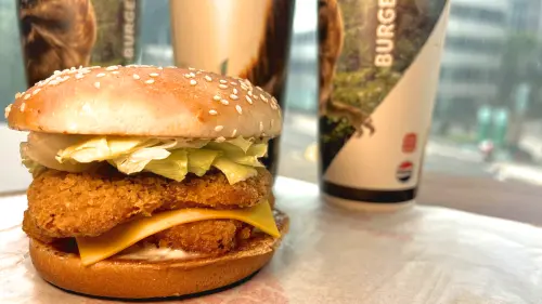 漢堡王「雙肉食恐龍套餐」脆豬牛肉堡開吃!侏羅紀世界電影飲料杯 ▲漢堡王官網限定「小恐龍雞排鱈魚堡」。(圖/漢堡王提供)