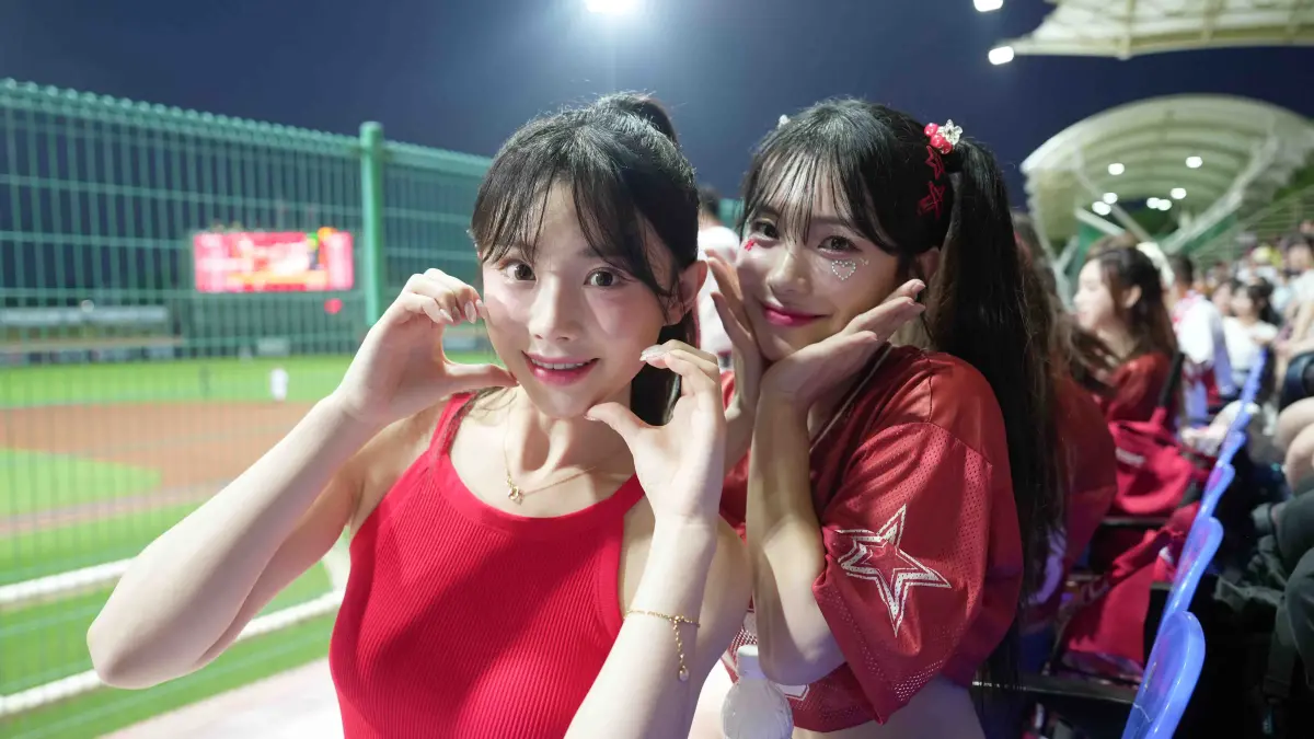 ▲金娜妍（左）上月29日正式官宣加盟味全龍啦啦隊，同時也是WBCQ「CLASSIC STARS」中唯一面試成功的啦啦隊員，她昨（3）日接受《NOWnews今日新聞》專訪，親自曝光與李多慧（右）的私下互動。（圖／讀者提供）