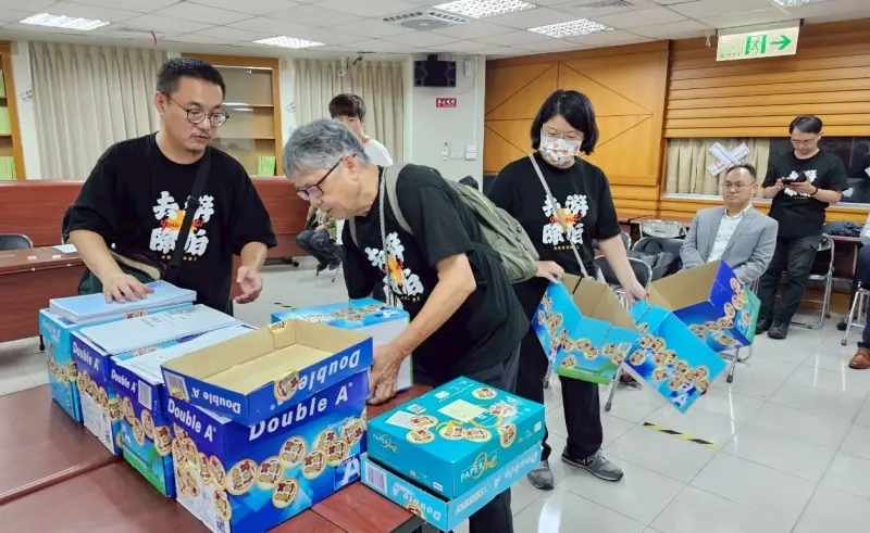 ▲「去游除垢」志工們赴南投縣選舉委員會，正式補件2646份連署書。（圖／罷團「去游除垢」提供，2025.06.04）