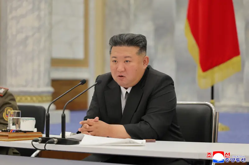 ▲北韓領導人金正恩又傳出死訊,但北韓官媒則公開金正恩5月28日後的照片火速闢謠。圖為金正恩5月28日主持會議。(圖/路透社/達志影像)