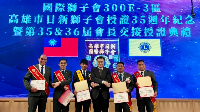 ▲受贈代表與幾位前任及現任會長合影。（圖／翻攝畫面）