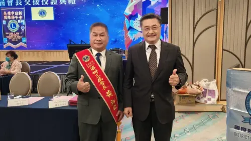 ▲第33屆會長黃新發（左）與台灣脊髓肌肉萎縮症病友協會前任理事長鍾育志合影。（圖／翻攝畫面）