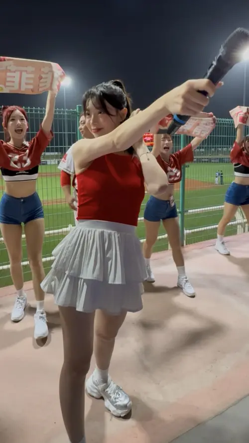 ▲金娜妍昨日現身花蓮縣立德興棒球場，首度以小龍女身分現身味全龍。（圖／讀者提供）